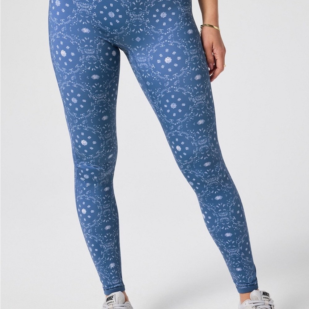 Fabletics Blue Patterned Leggings And Sports Bra … - image 3
